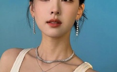 男生和女生一起打 扑克牌的APP